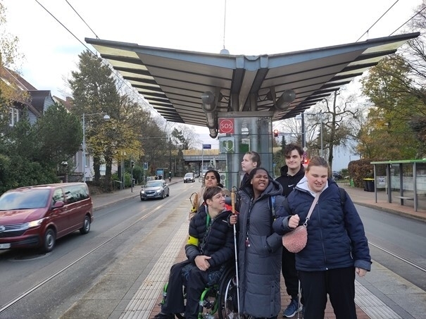 Eine Gruppe Schüler und Schülerinnen stehen am Bahnsteig und wartet auf die Bahn Richtung Hannover Innenstadt.