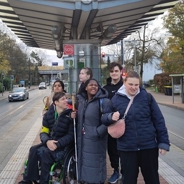 Eine Gruppe Schüler und Schülerinnen stehen am Bahnsteig und wartet auf die Bahn Richtung Hannover Innenstadt.