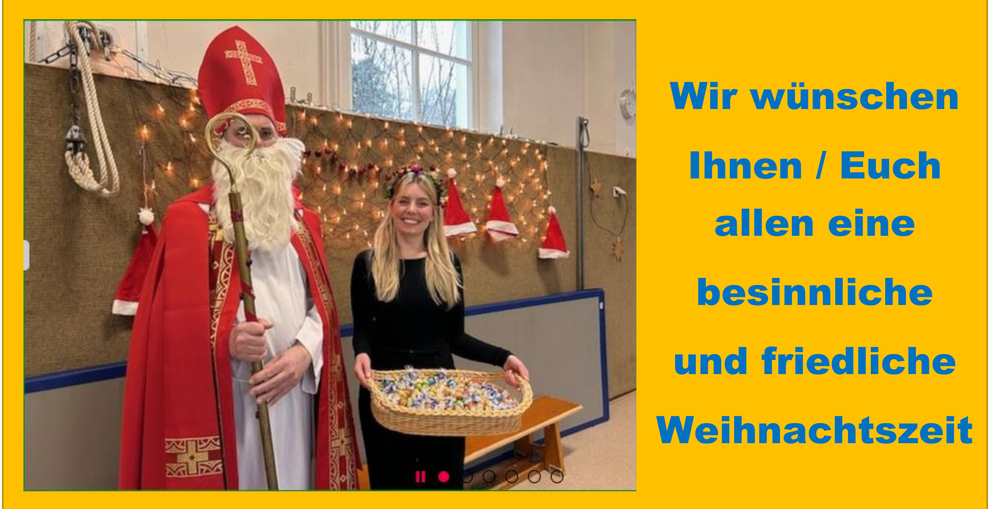 Ein Nikolaus und eine blonde Frau stehen vor einer geschmückten Wand und die Frau hat einen Korb voller Scholkokugeln in den Händen.